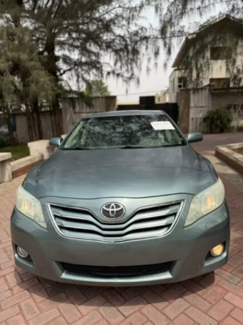 Toyota Camry   - 2010