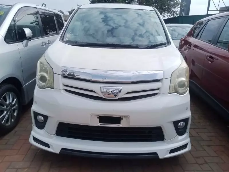 Toyota Noah   - 2012
