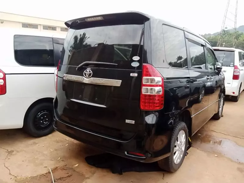 Toyota Noah   - 2011