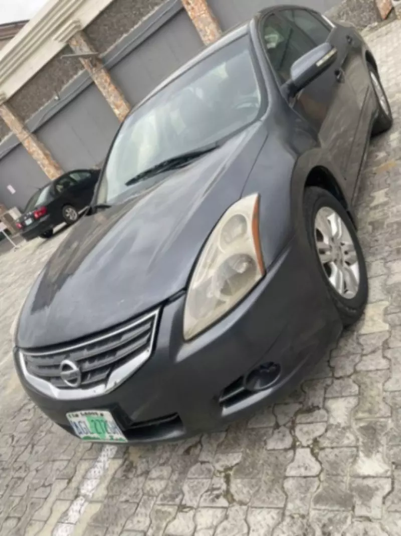 Nissan Altima   - 2010
