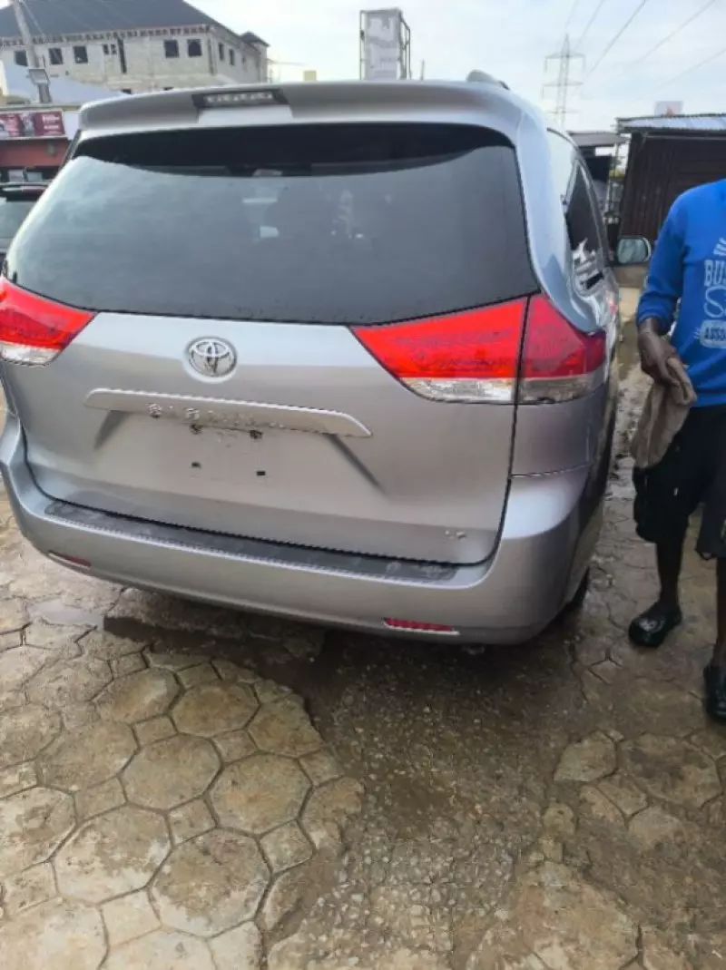 Toyota Sienna   - 2011