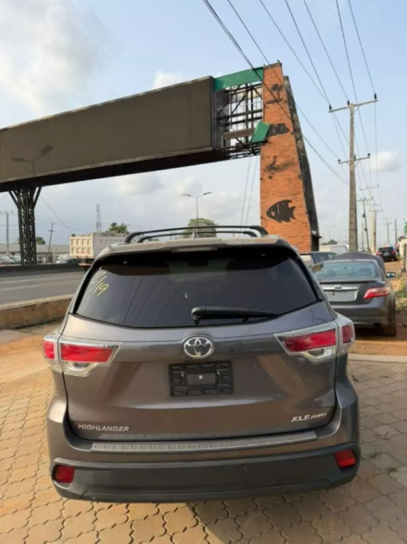 Toyota Highlander   - 2016