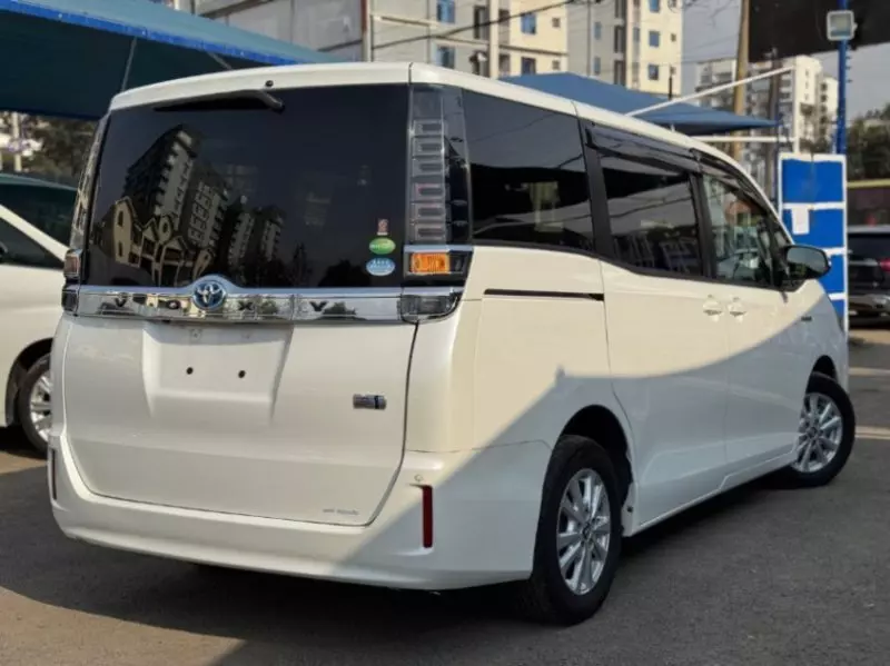 Toyota Voxy    - 2015