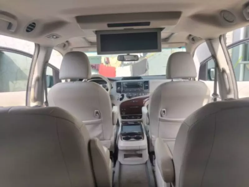 Toyota Sienna - 2011