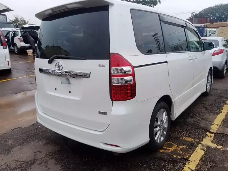 Toyota Noah   - 2012