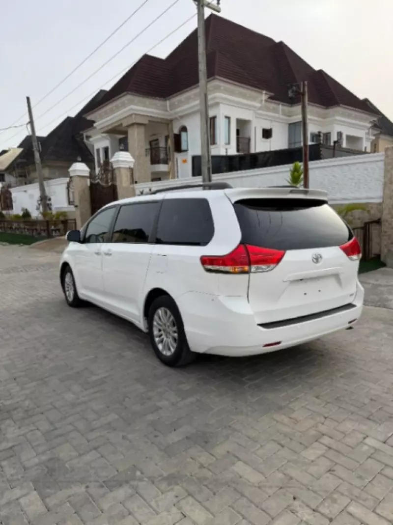 Toyota Sienna   - 2012