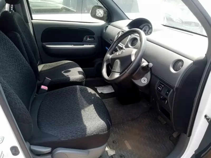 Toyota Sienta   - 2012