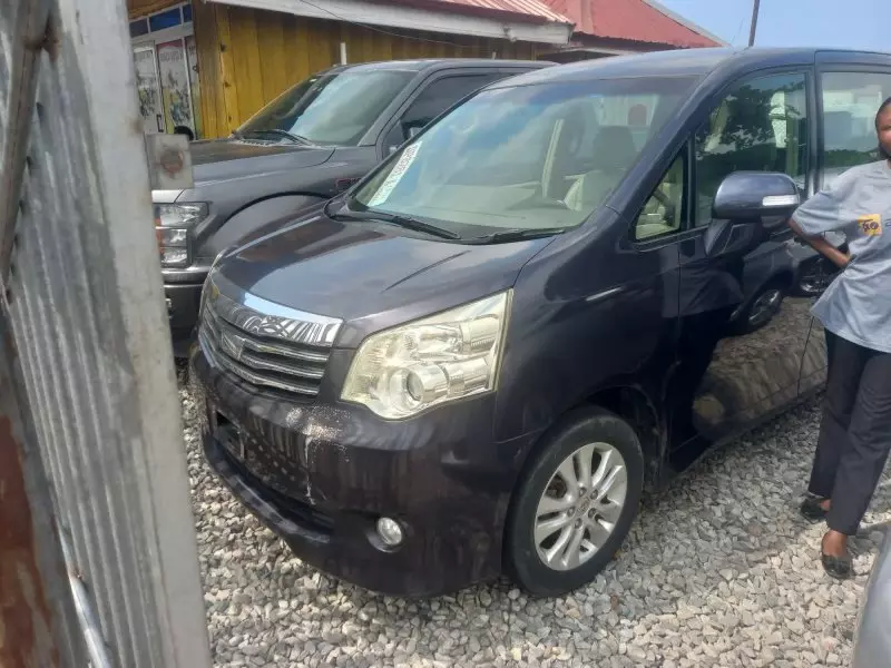 Toyota Noah   - 2014