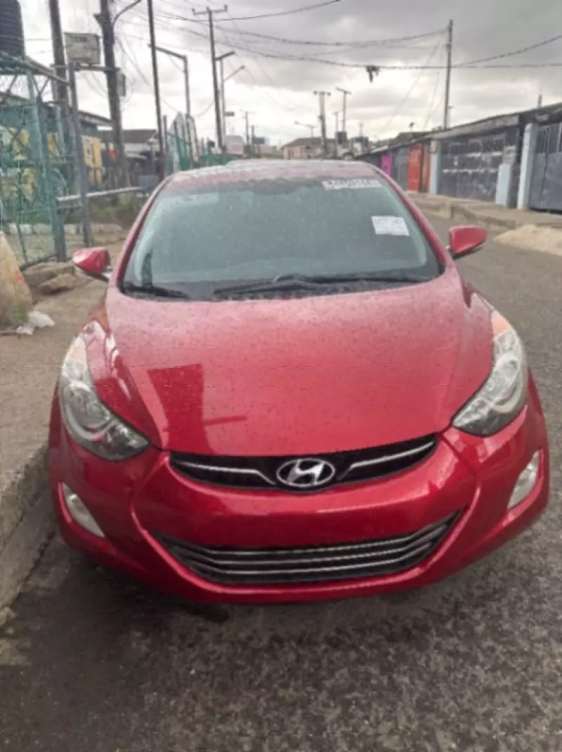 Hyundai Elantra   - 2012