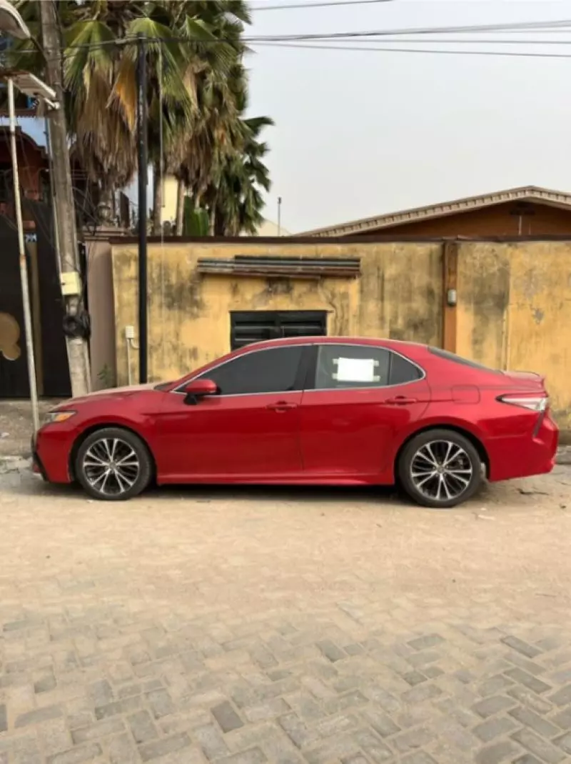 Toyota Camry   - 2018