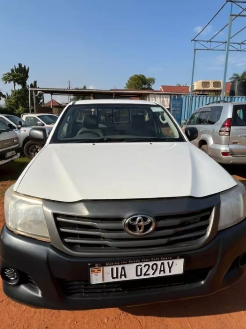Toyota Hilux    - 2015