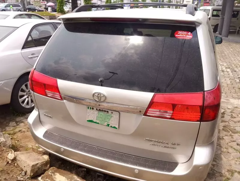 Toyota Sienna   - 2004