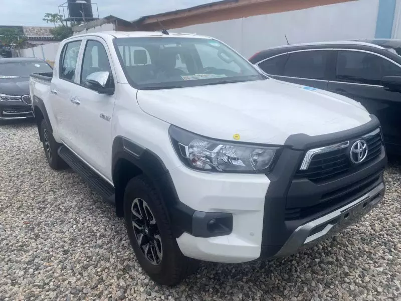 Toyota Hilux   - 2025