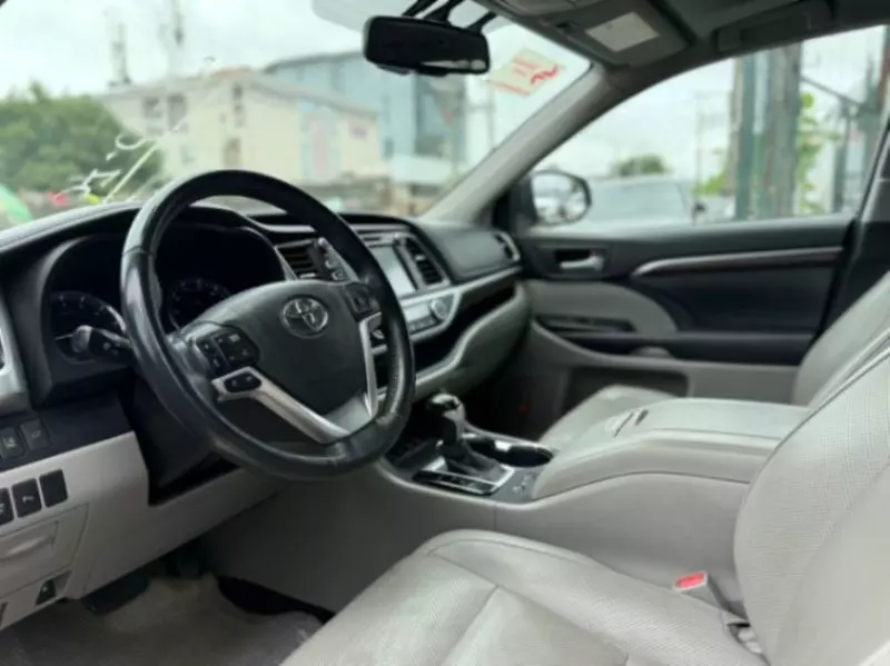 Toyota Highlander   - 2016