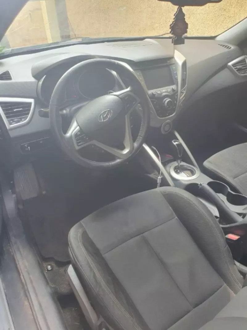 Hyundai Veloster   - 2013