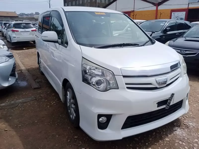 Toyota Noah   - 2012