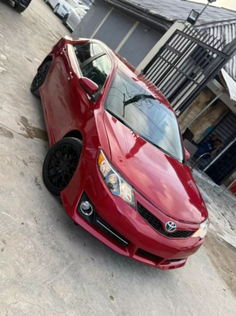 Toyota camry   - 2012