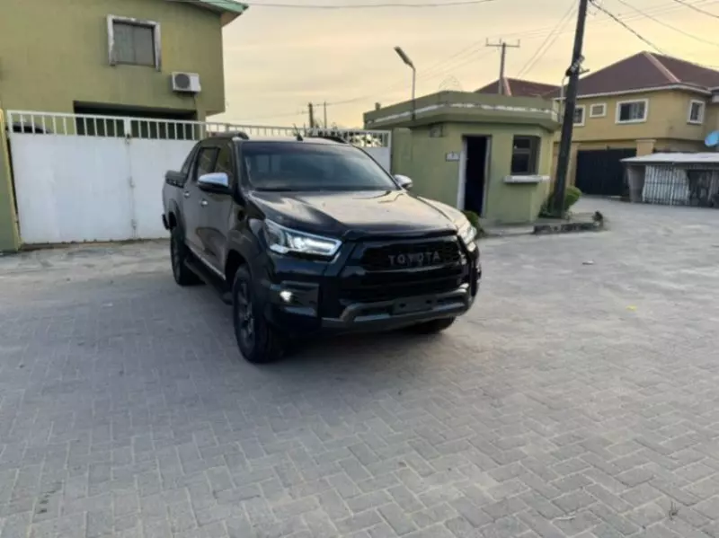 Toyota Hilux   - 2018