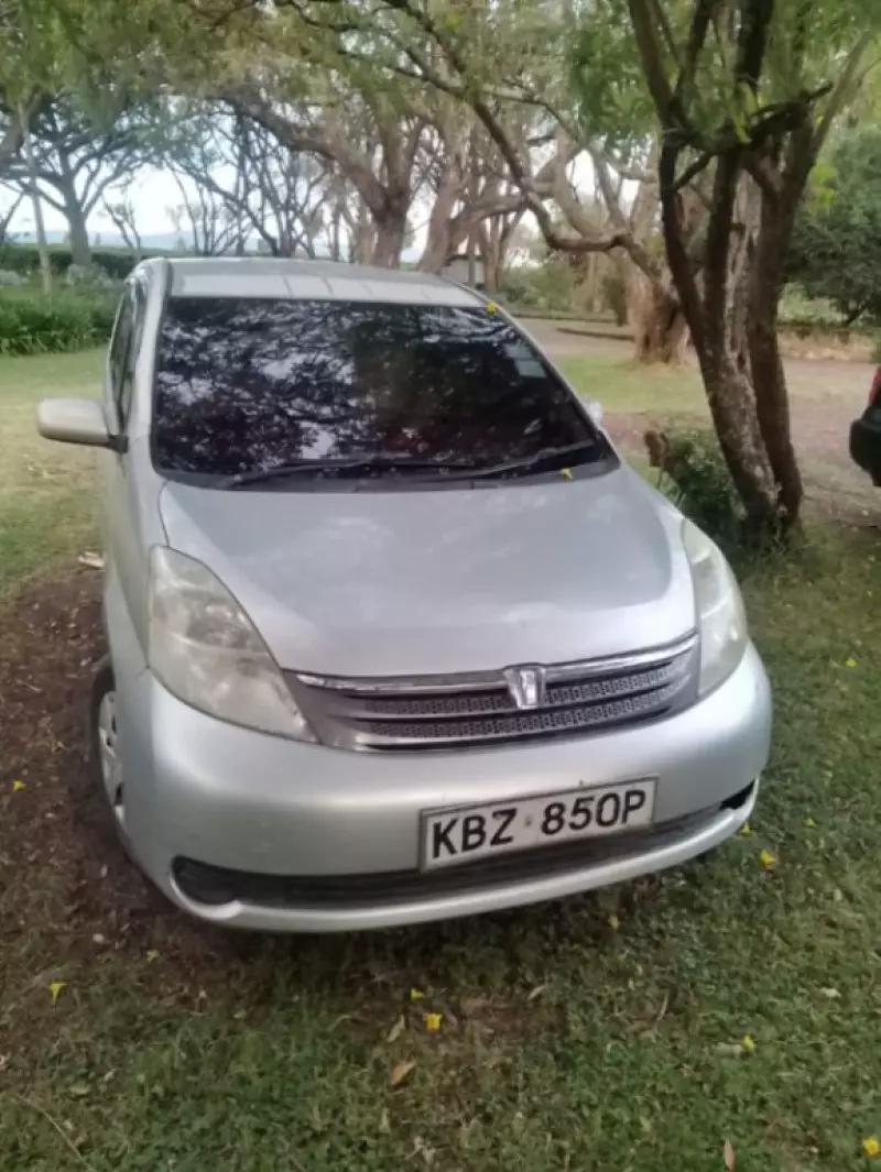 Toyota Isis    - 2009