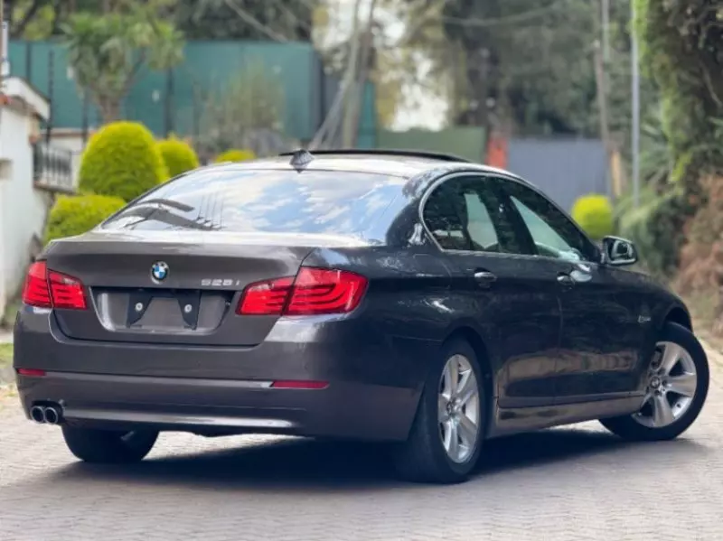 BMW 528i   - 2011