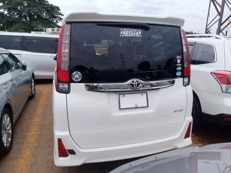 Toyota Noah   - 2015