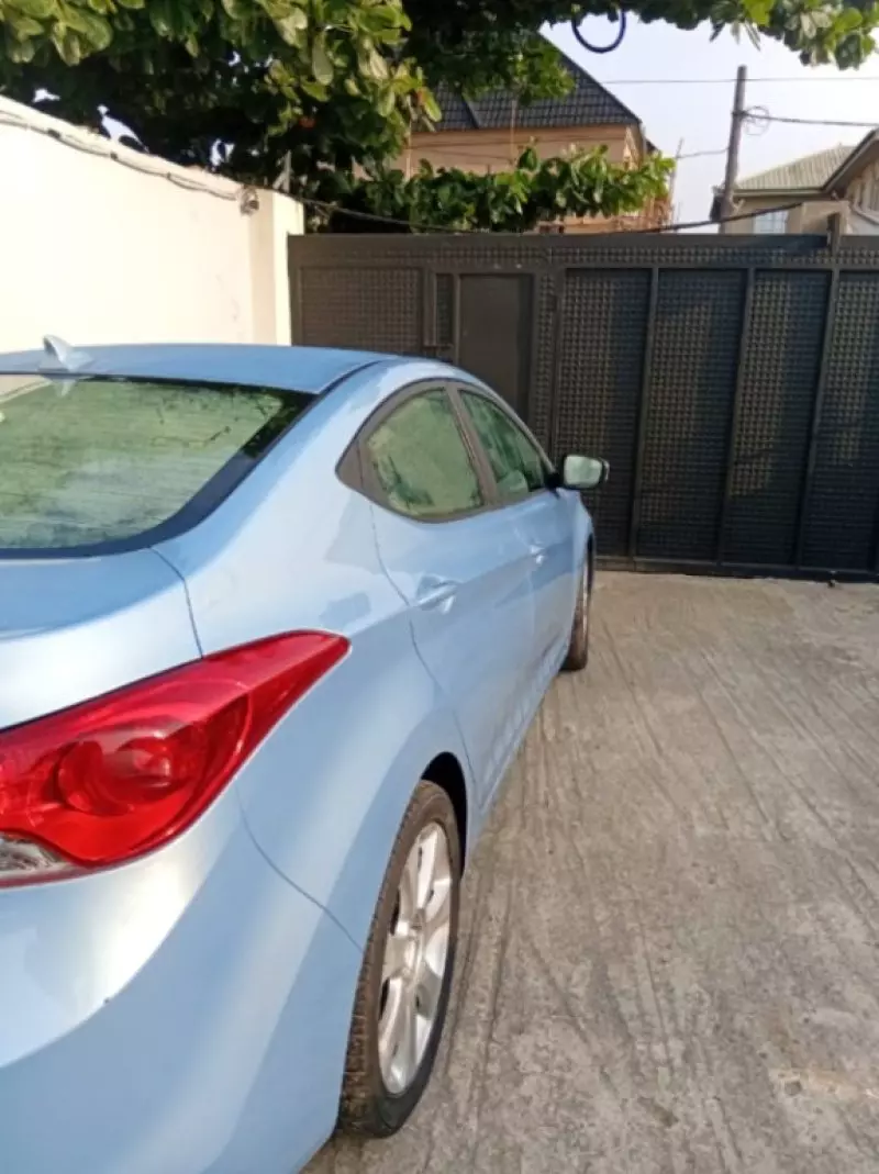 Hyundai Elantra - 2012