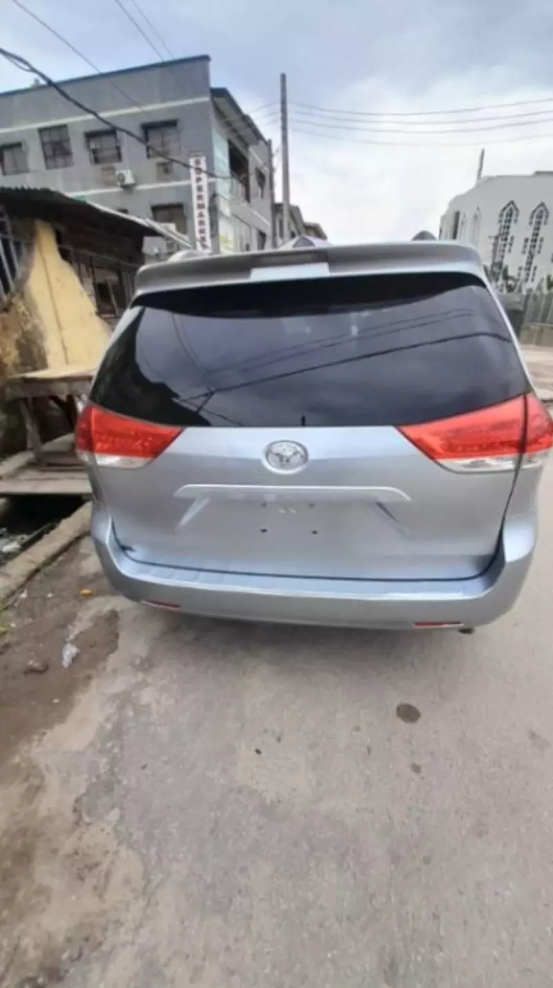Toyota Sienna   - 2011