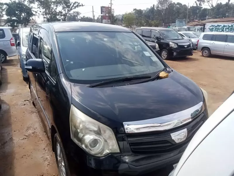 Toyota Noah   - 2012