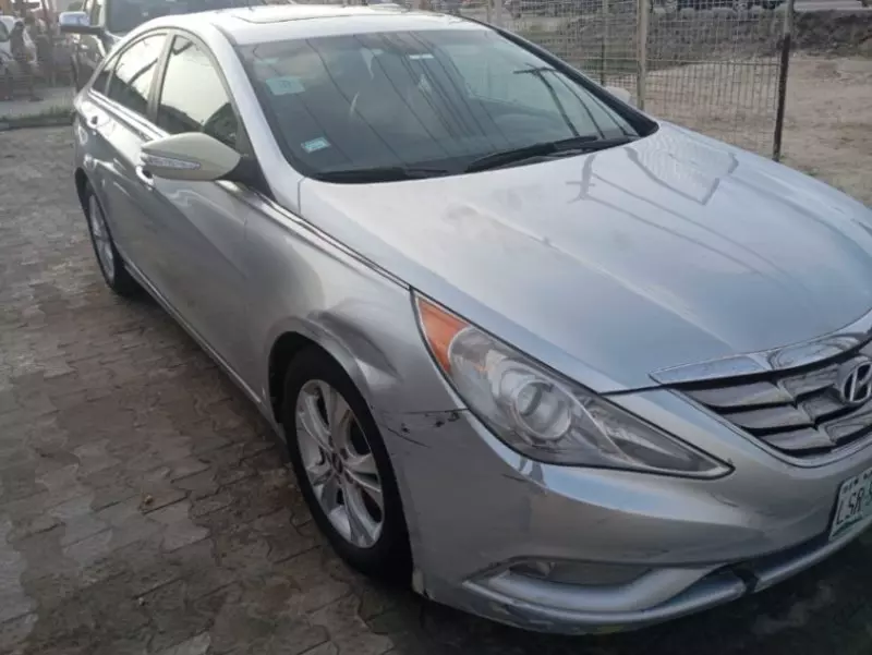 Hyundai Sonata   - 2011