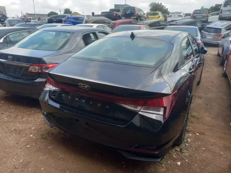 Hyundai Elantra   - 2021