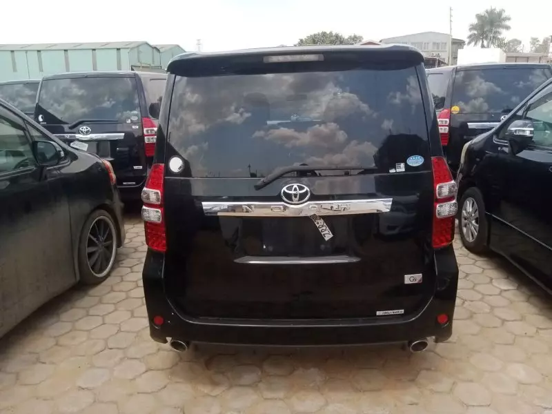 Toyota Noah   - 2012