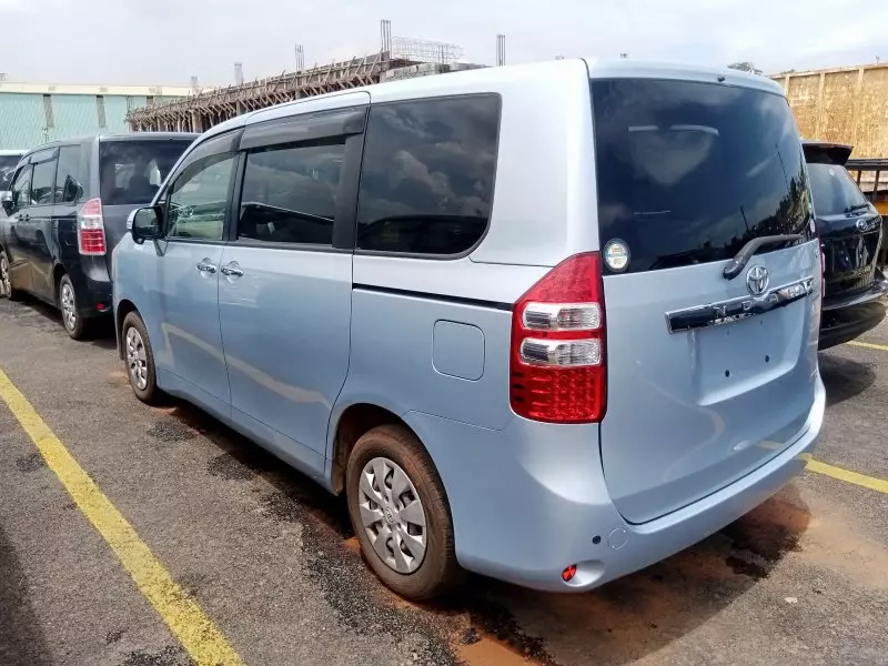 Toyota Noah   - 2012