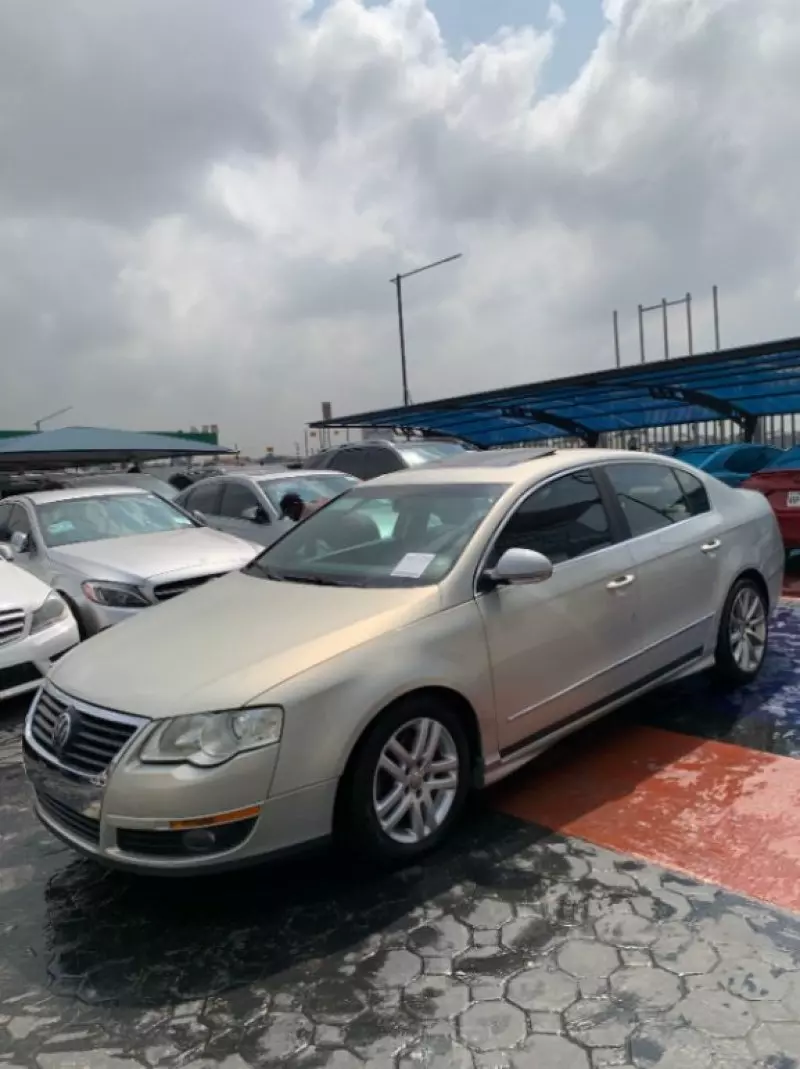 Volkswagen Passat   - 2010