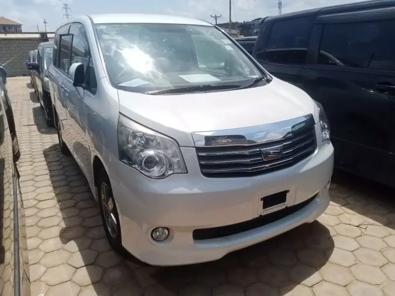 Toyota Noah   - 2012