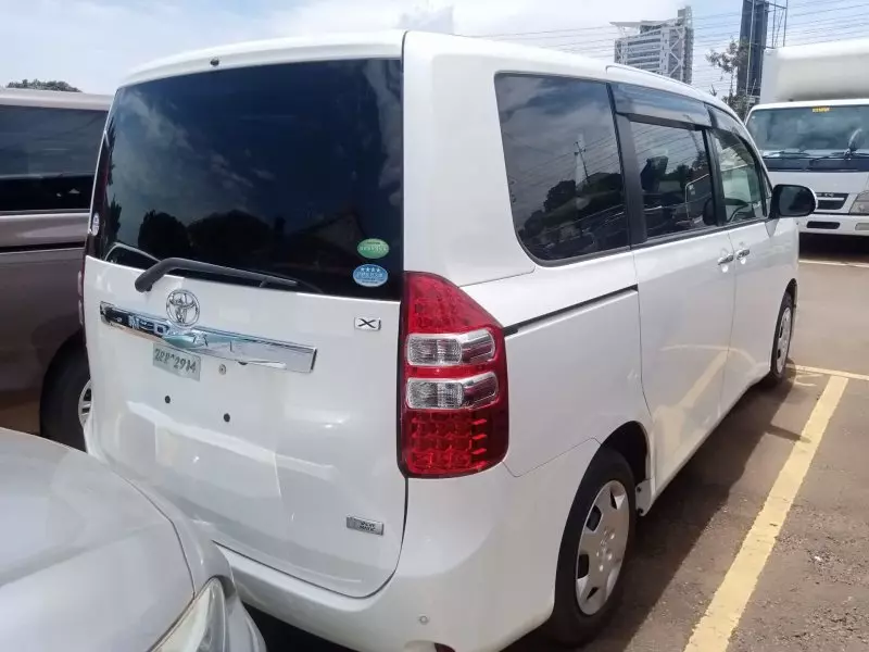 Toyota Noah   - 2012
