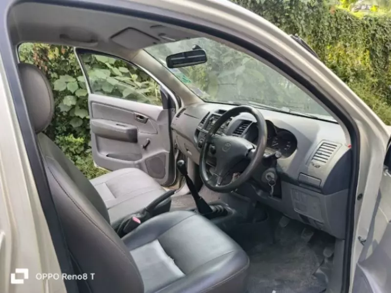 Toyota Hilux   - 2013