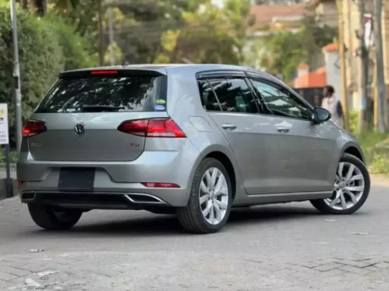 Volkswagen Golf   - 2017