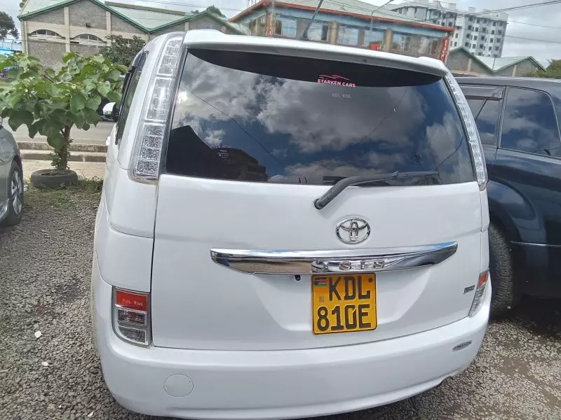 Toyota Isis    - 2016
