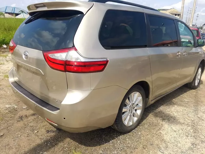 Toyota Sienna   - 2016
