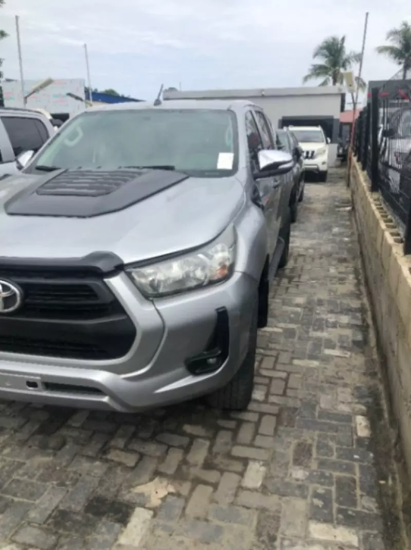 Toyota Hilux    - 2021