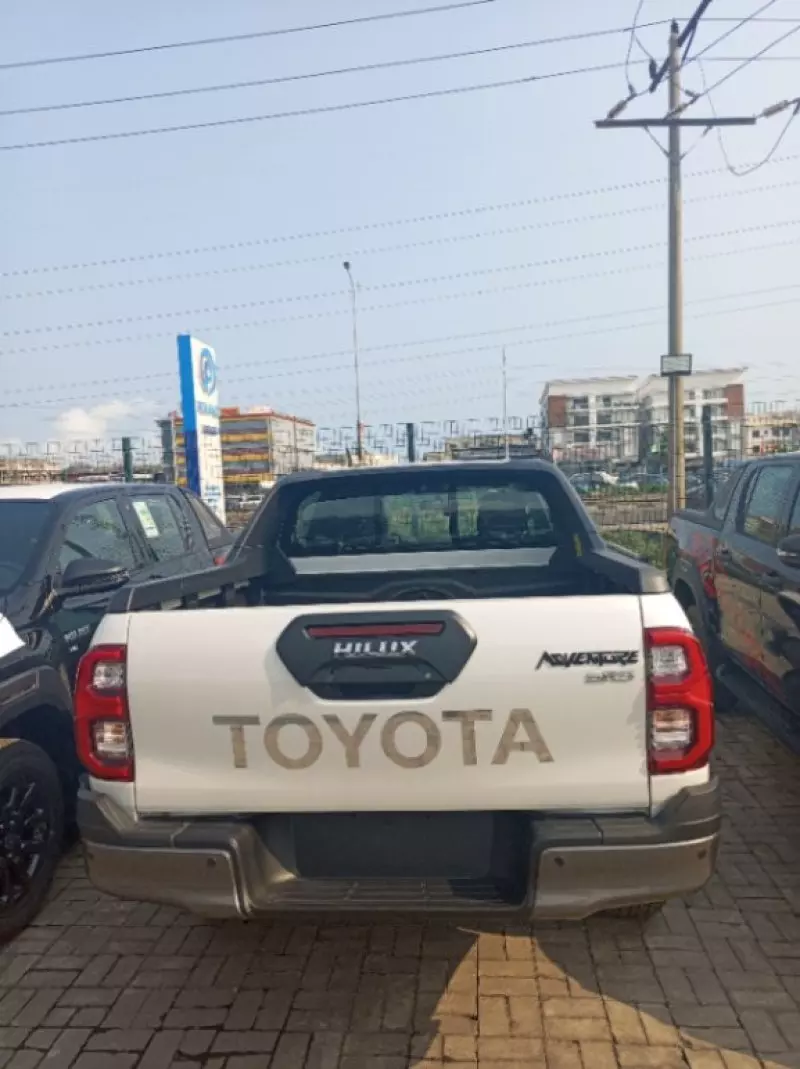 Toyota Hilux   - 2025