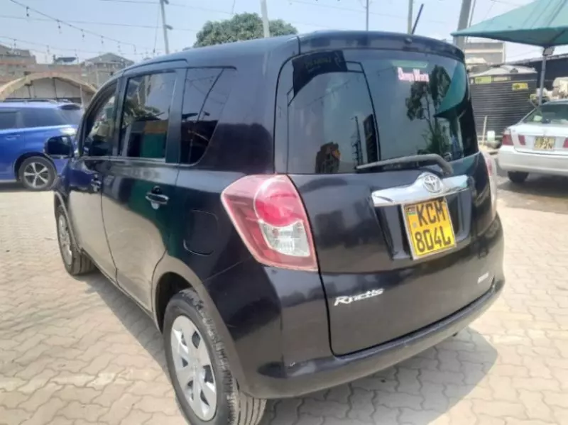 Toyota Ractis   - 2010