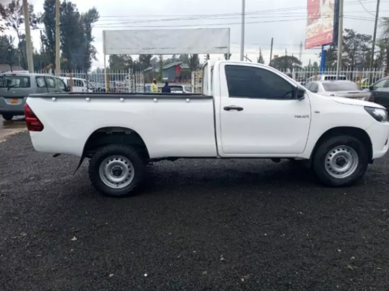Toyota Hilux   - 2022