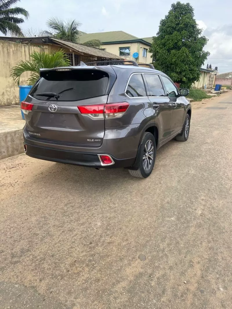 Toyota Highlander   - 2017