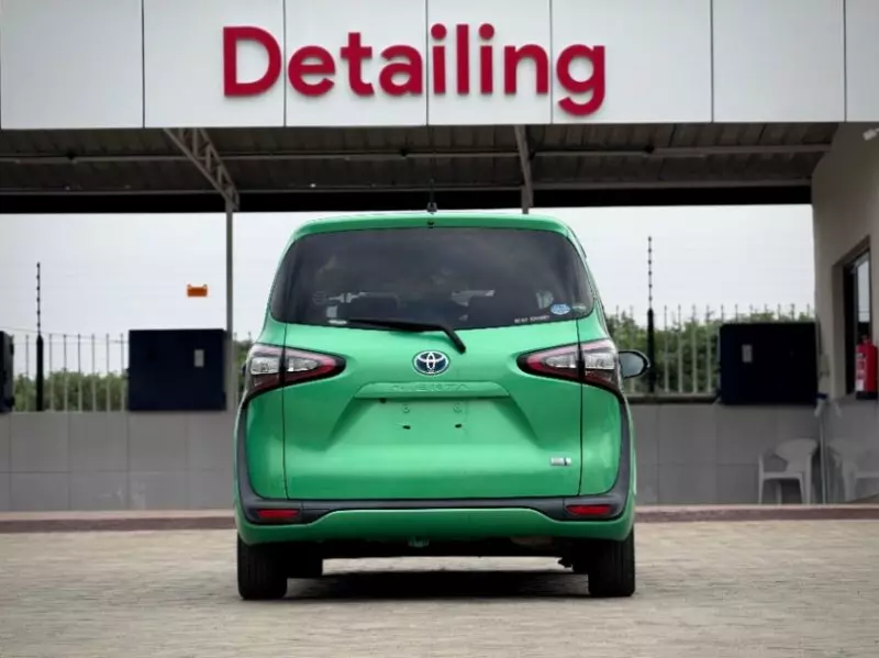 Toyota Sienta Hybrid    - 2017
