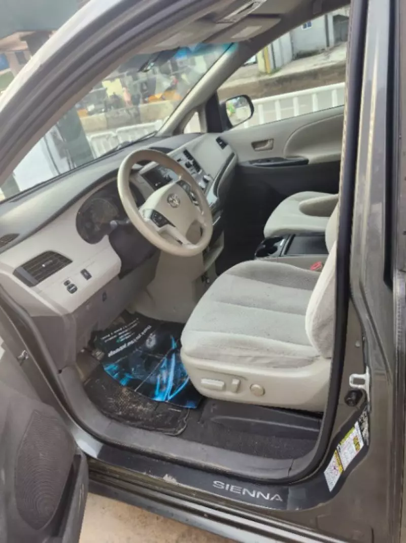 Toyota Sienna   - 2011