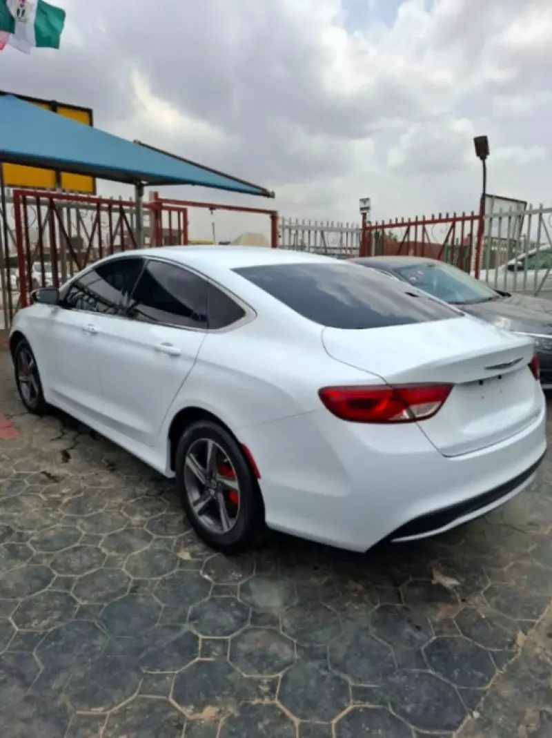 Chrysler 200   - 2015