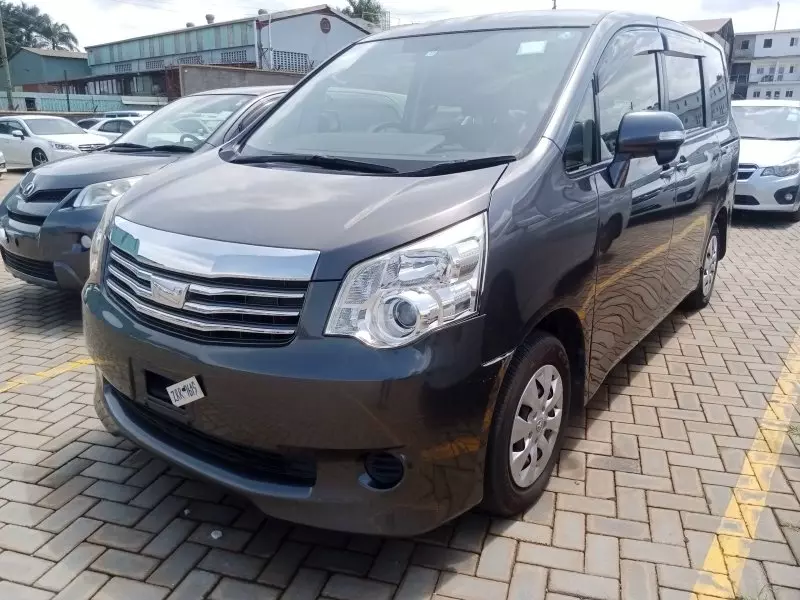 Toyota Noah   - 2012