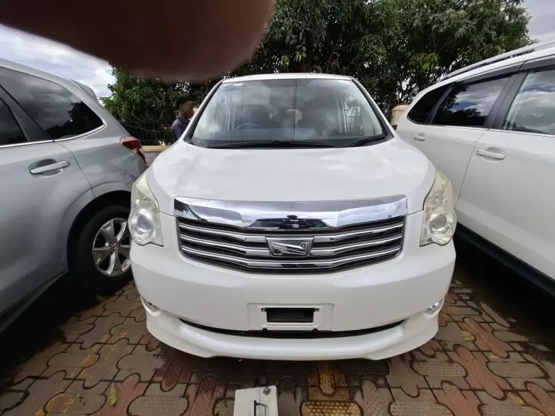 Toyota Noah   - 2012