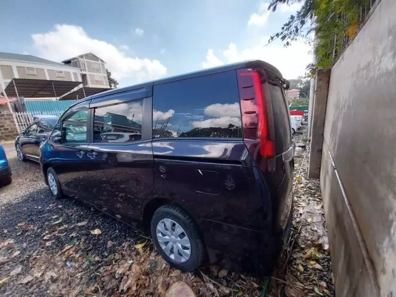 Toyota Noah   - 2016